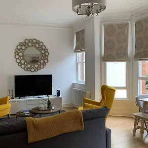 contemporary-apartment-near-gloucester-quaysdocks.cardiffhotelswales.com/