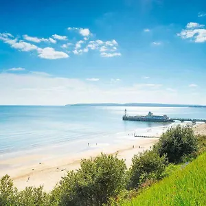 Holiday home Spacious 4 Bed Rooms, Parking, Garden And Near Parks, Beaches And